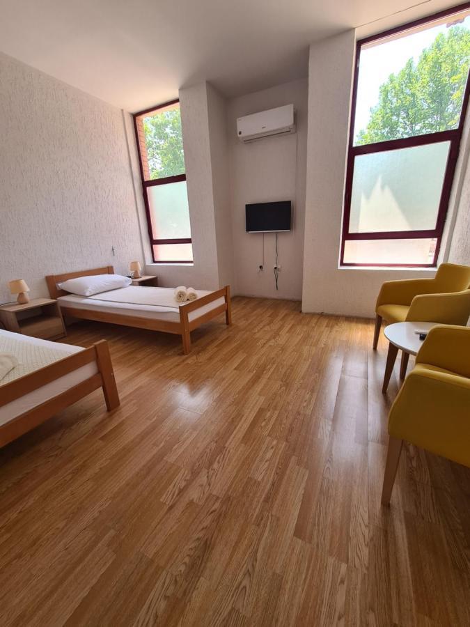 Zlatna Obala Hotel Becej Bagian luar foto